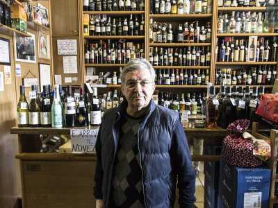 Viale Japigia � la strada dove pullula la vita del quartiere e dove sono presenti la maggior parte degli esercizi commerciali. Il 63enne Pietro ci mostra la sua enoteca nei pressi dell�incrocio con via Archita: � qui da 45 anni (foto di Gennaro Gargiulo)